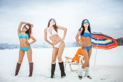 Donne in bikini e neve: così la gelida Siberia promuove il turismo