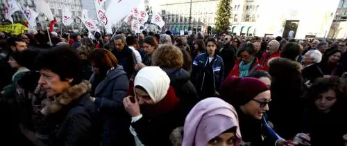 I «pacifisti» in Piazza Duomo attaccano l'Occidente e Israele