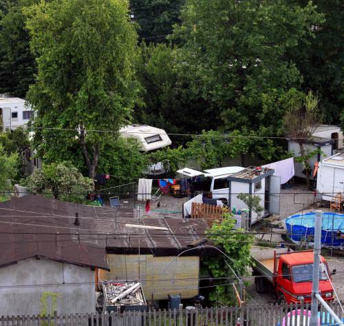 «Chiudete il campo rom o ritiriamo i figli da scuola»