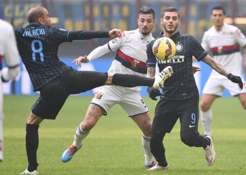L'Inter piega il Genoa. Derby di Roma 2-2