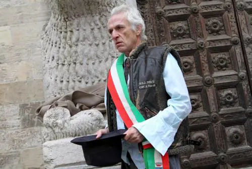 Il sindaco chiede le elemosina in chiesa