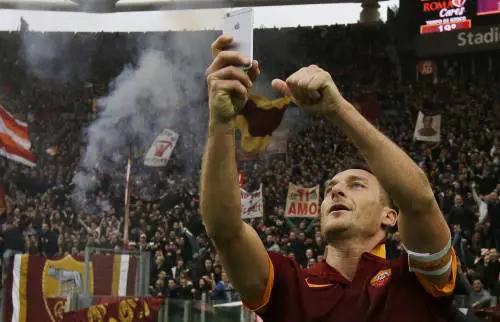 Lazio avanti di due gol, ma con una doppietta Totti rimedia