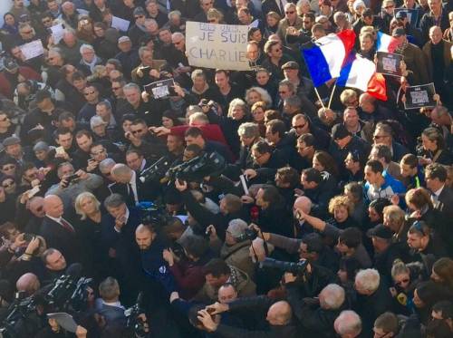 Marine Le Pen acclamata a Beaucaire