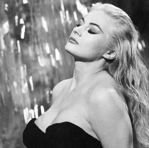La svedese spiritosa e umile diventata diva in una fontana