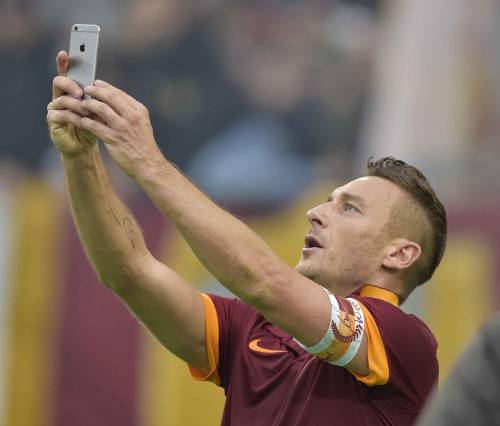 Francesco Totti e il "selfie" sotto la Sud al gol del pareggio (clicca per vedere tutta la foto)