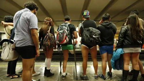 In metro senza pantaloni. È il No Pants Subway Ride