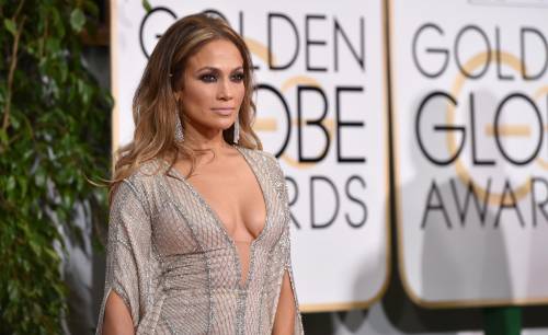 Jennifer Lopez al Golden Globes mostra anche i suoi globi