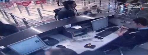 Hayat Boumeddiene all’aeroporto di Istanbul mentre passa la dogana