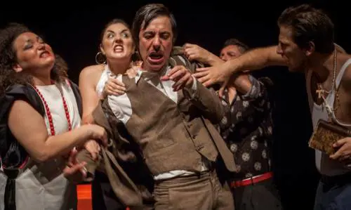 Amleto «en travestie» arriva Shakespeare in versione burlesque