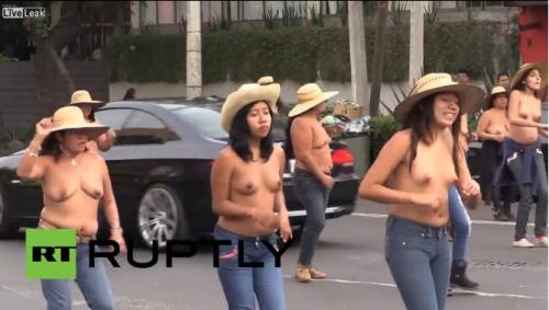 Città del Messico, la rivoluzione si fa in topless