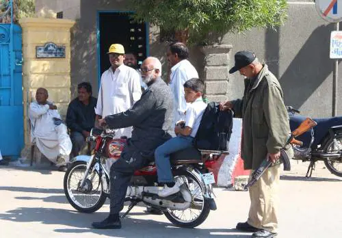 Peshawar, tornano in classe gli studenti della scuola colpita dai talebani