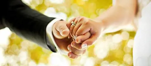 L’ultima frontiera del matrimonio: adesso ci si sposa nudi