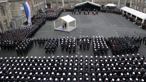 François Hollande parla a Parigi alla commemorazione dei tre poliziotti
