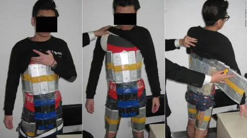 Contrabbandiere fermato con "armatura" di quasi 100 iPhone