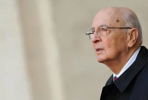 Rai, regali ai vip da 2,5 milioni: c'è pure il quadro per Napolitano