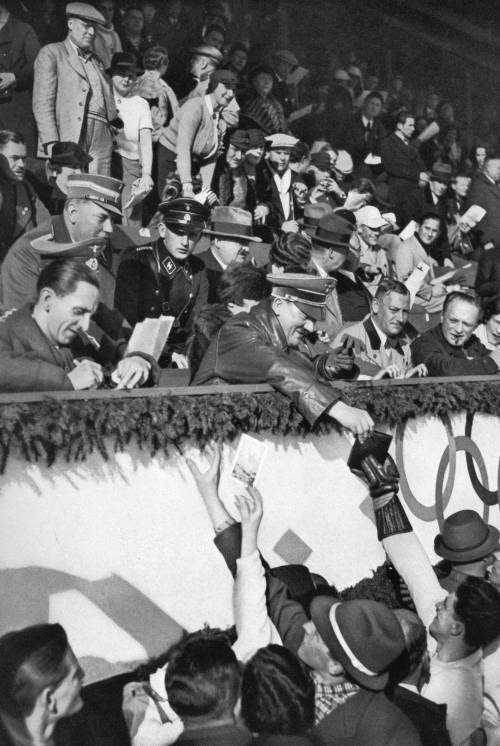 Hitler firma autografi allo stadio di Amburgo durante le Olimpiadi del 1936