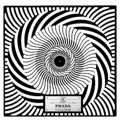 A Milano tombini griffati