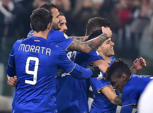 E la Juve festeggia il tutto esaurito giocando a tennis