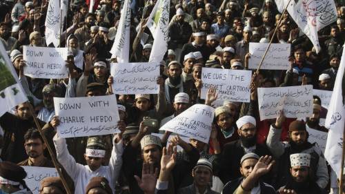 Manifestanti legati ai gruppi religiosi in strada a Lahore, in Pakistan