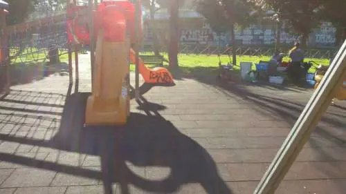 Roma, il parco giochi diventa la lavanderia dei rom