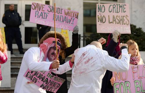Proteste in Arabia Saudita contro la condanna al blogger Raif Badawi
