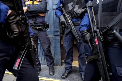 Bruxelles, orge tra poliziotti durante il blitz antiterrorismo