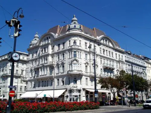 Vienna, lesbiche cacciate dallo storico Café Prückel: "Si baciavano davanti a tutti"