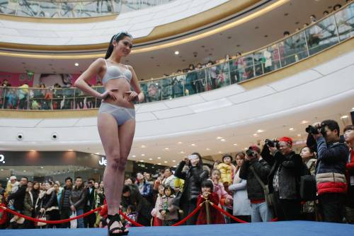 Modelle cinesi sfilano in lingerie