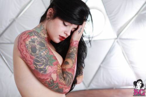 Sensualità e tatuaggi: ecco le Suicide Girl