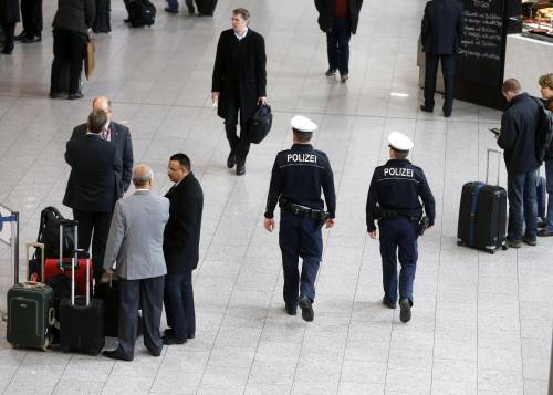 Lotta al terrorismo, l'Ue schederà chi viaggia in aereo