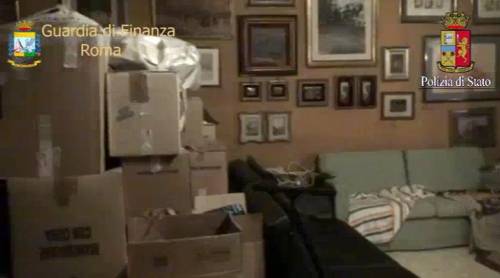 Un momento dell'operazione che ha permesso di scoprire l'organizzazione criminale