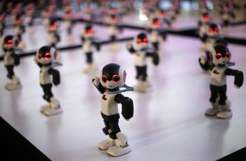 Tokyo, la coreografia record dei cento robottini