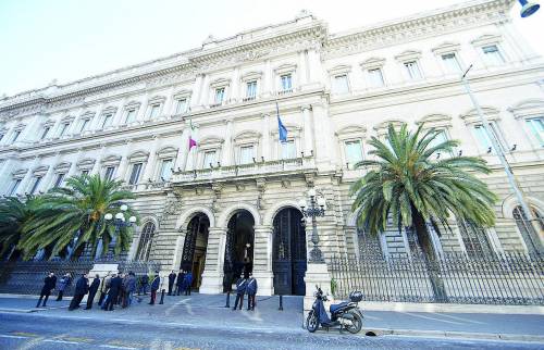 Assalta da solo la Banca d'Italia. Arrestato e scarcerato perché "reato impossibile"