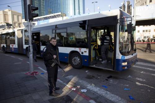 Tel Aviv, terrorista accoltella 12 persone. Hamas:"Atto eroico"