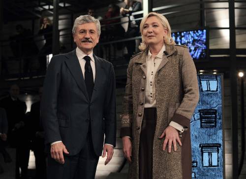 Scontro Le Pen-D'Alema a colpi di "comunista"