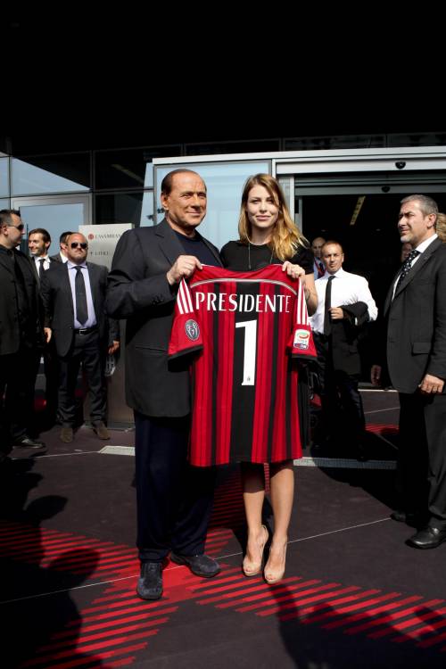 Silvio e Barbara Berlusconi con una maglia del Milan speciale