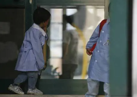 Schiaffi e ingiurie ai bimbi: maestra elementare agli arresti