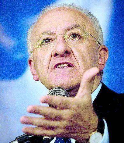 Il sindaco di Salerno dopo la condanna: «Non intendo arretrare di un millimetro». Ma il partito pensa di far saltare le votazioni