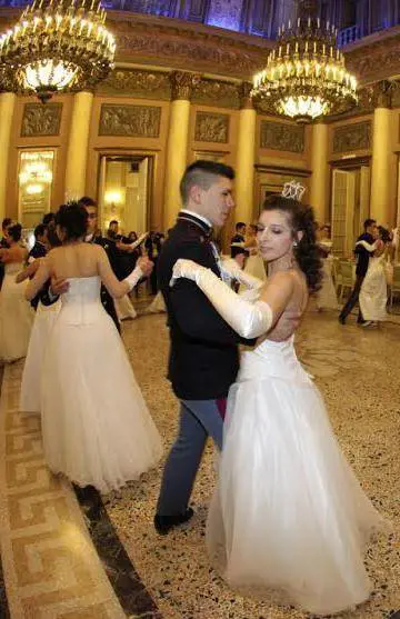 Nell'era Facebook l'eterno fascino delle «Debuttanti»