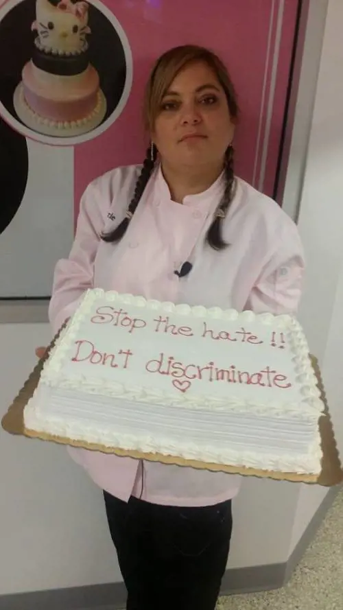 Rifiuta di realizzare una torta omofoba: denunciata