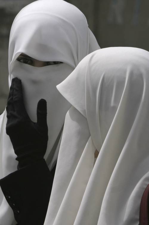 Varese vieta il burqa nei luoghi pubblici. E Sel insorge