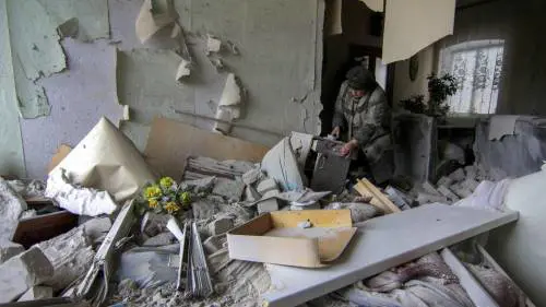 Case danneggiate da un attacco a Sartana e Mariupol