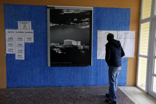 Un elettore al seggio in Grecia