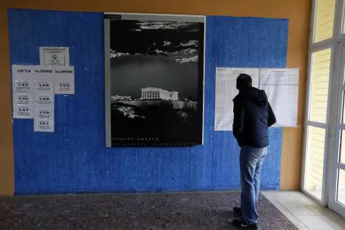Un elettore al seggio in Grecia