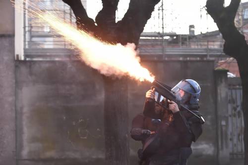 Scontri tra forze dell'ordine e manifestanti a Cremona