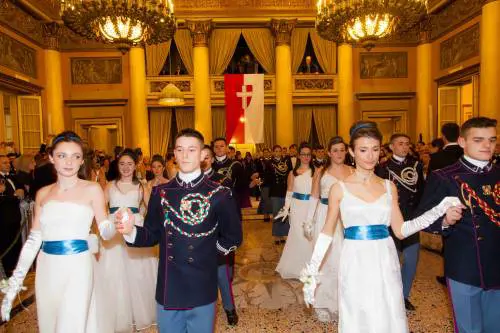 A Milano le debuttanti ballano il valzer. E c'è anche Cenerentola