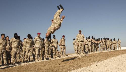 Volontari iracheni si addestrano per combattere contro lo Stato islamico