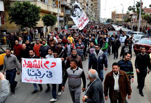Manifestanti in marcia in ricordo di Shaimaa el-Sabagh, uccisa al Cairo