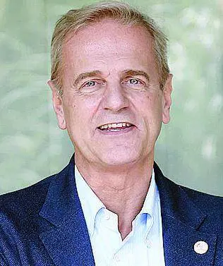 Enrico Bertolino: «Con “Casta Away” canto e recito il ridicolo della politica»