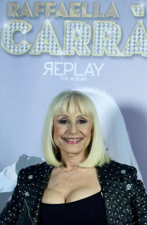 Raffaella Carrà a favore della stepchild adoption: "Ho vissuto con due mamme"